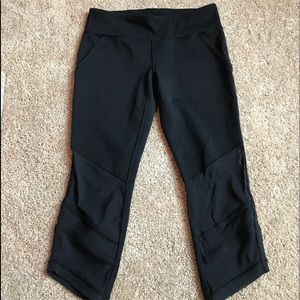 Black Ivivva girls Capri Leggings. (Size 14 girls)